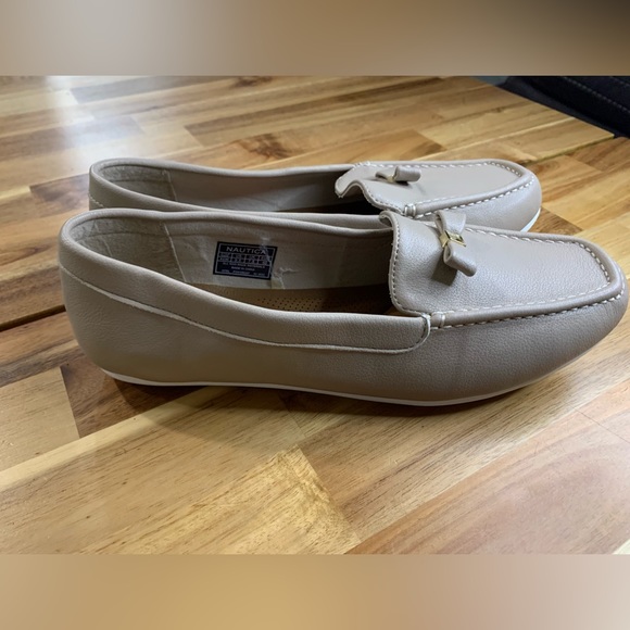 Nautica Women’s Remi Tan Bow Tie Logo Loafer size 9 1/2 - Picture 2 of 7